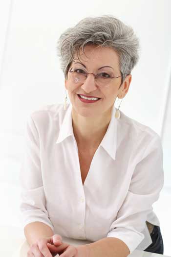 short hairstyles for women over 60 with glasses 